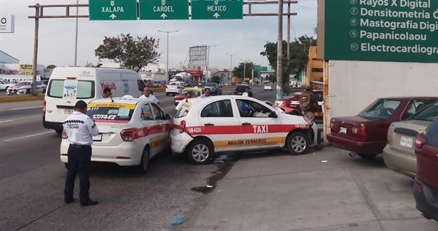 Se impactan dos taxis en Veracruz y arrollan una canasta de volovanes