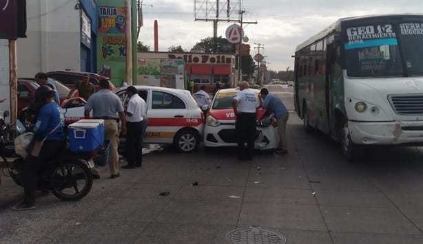 Se impactan dos taxis en Veracruz y arrollan una canasta de volovanes