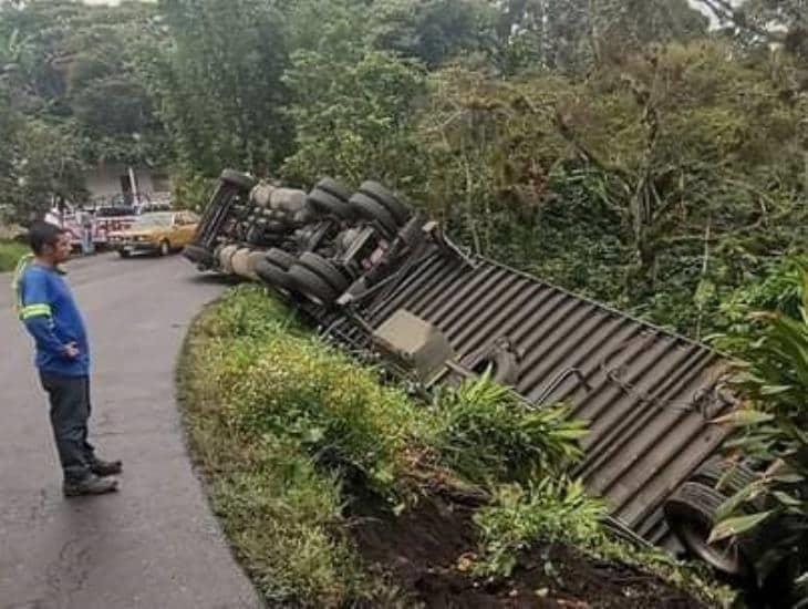 Se vuelca camión cargado con café en Huatusco