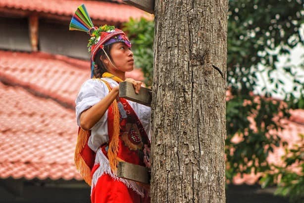 Voladores de Papantla permiten por primera vez un vuelo de mujeres