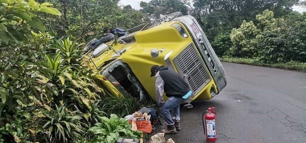 Se vuelca camión cargado con café en Huatusco