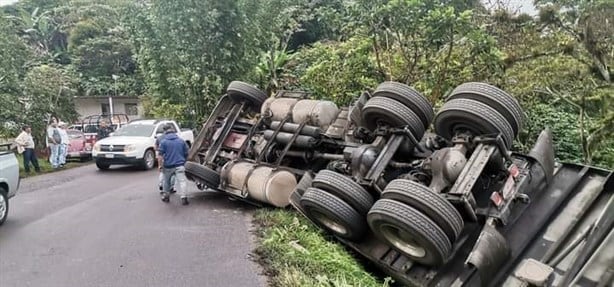 Se vuelca camión cargado con café en Huatusco