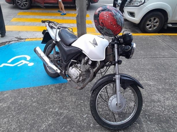 Motociclista se impacta contra camión de pasajeros en Veracruz