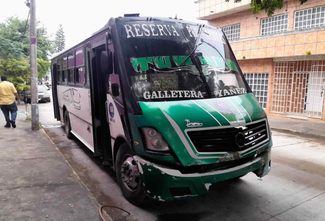 Motociclista se impacta contra camión de pasajeros en Veracruz