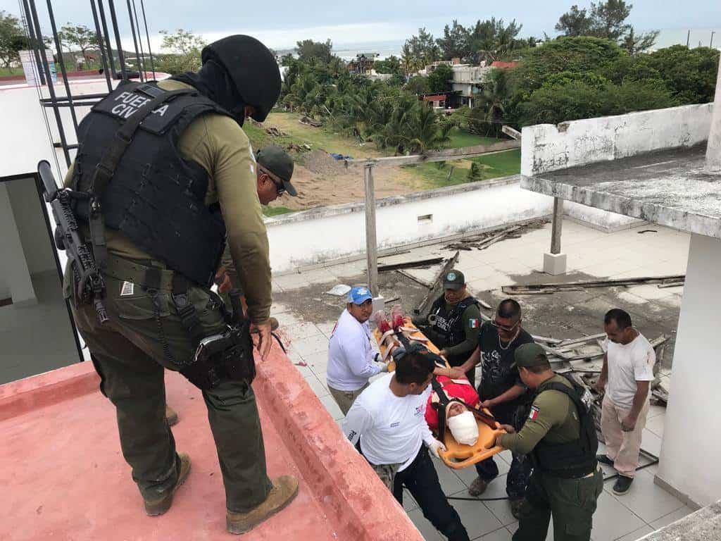 Albañil cae del techo de una casa en Chachalacas, en Veracruz