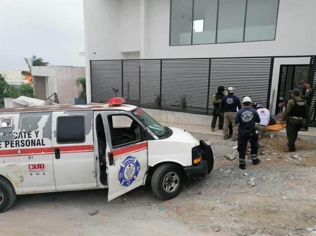 Albañil cae del techo de una casa en Chachalacas, en Veracruz