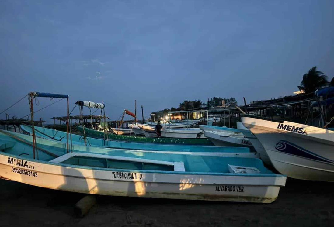 Lancheros suspenden recorridos turísticos a islas de Veracruz por Frente Frío