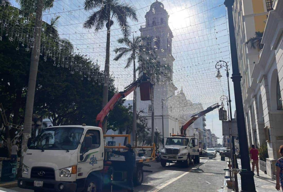 Cierran calles del centro de Veracruz por colocación de adornos navideños