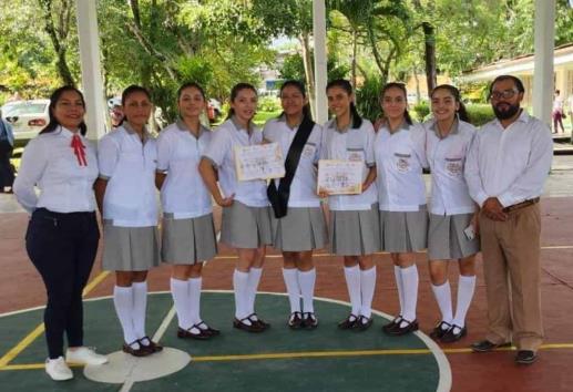 ETI 62 de Misantla arrasa en competencia de escoltas