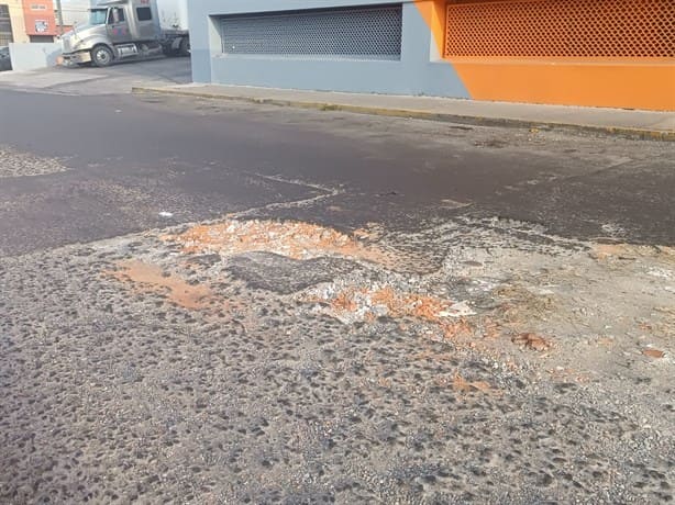 Denuncian calle de fraccionamiento de Veracruz en terribles condiciones