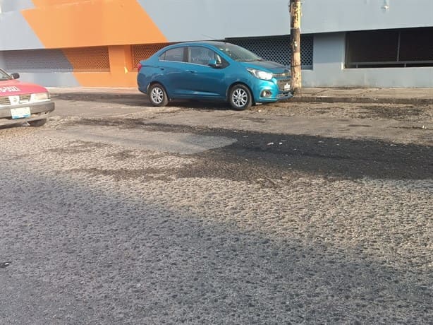 Denuncian calle de fraccionamiento de Veracruz en terribles condiciones