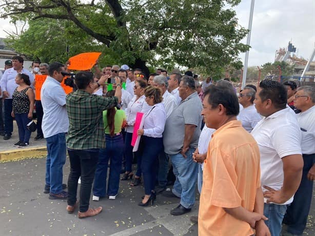 Taxistas de Veracruz denuncian irregularidades en trámite de la Revista Vehicular