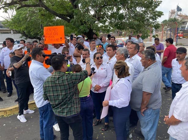 Taxistas de Veracruz denuncian irregularidades en trámite de la Revista Vehicular