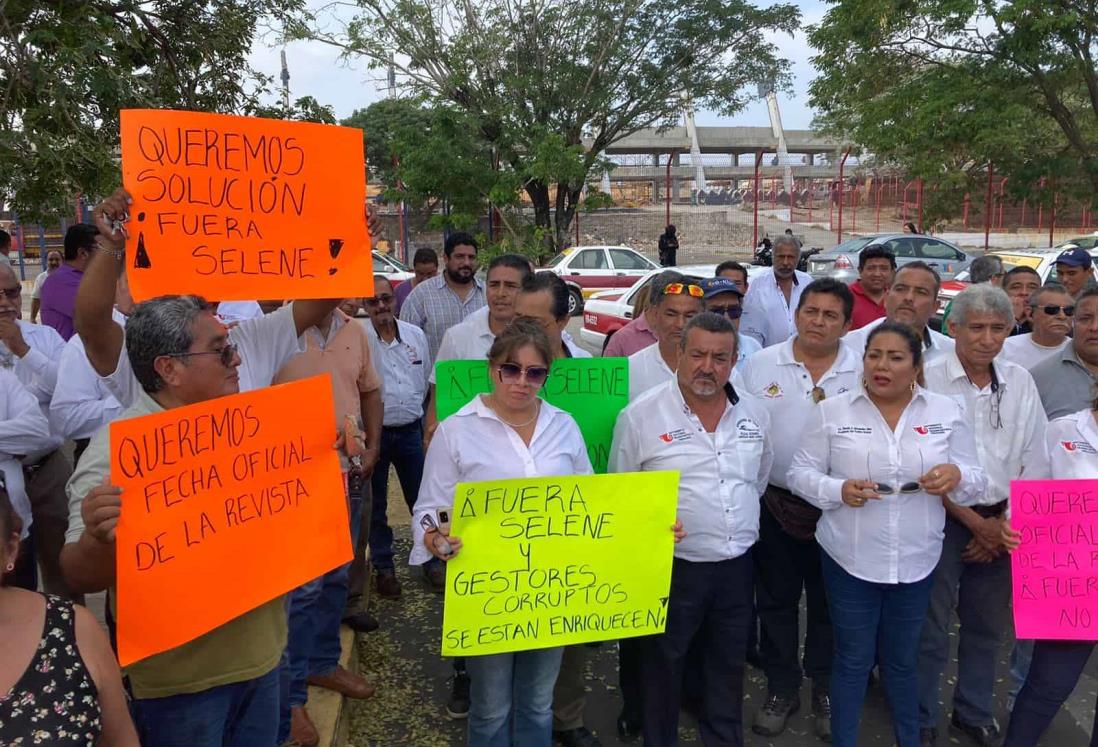 Taxistas de Veracruz denuncian irregularidades en trámite de la Revista Vehicular