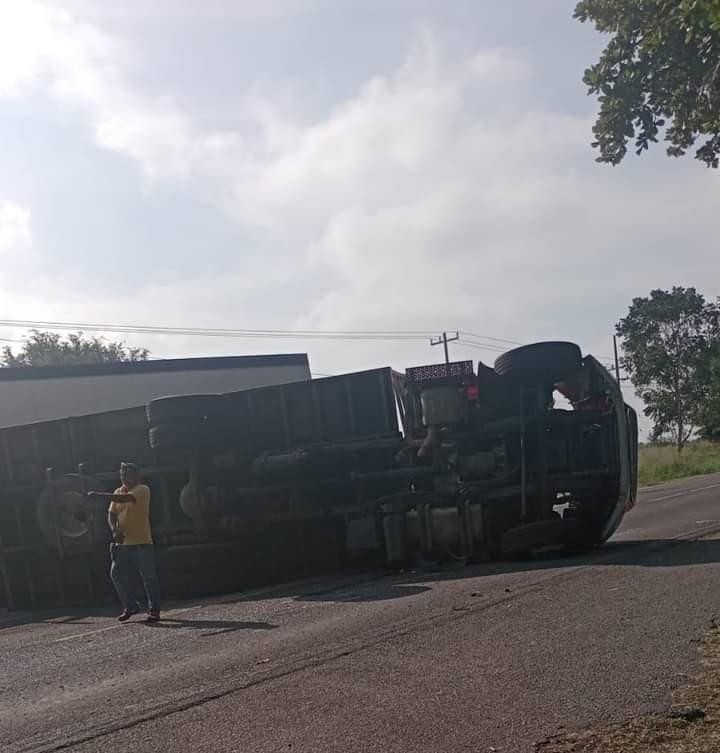 Vuelca camión con tanques de gas LP en Cotaxtla, Veracruz: hubo rapiña