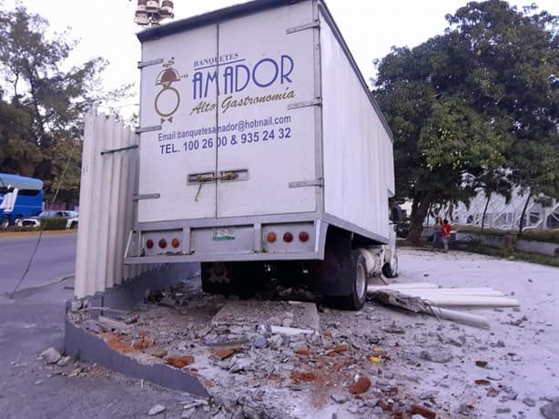 Camioneta de Veracruz se queda sin frenos y termina dentro del auditorio Benito Juárez