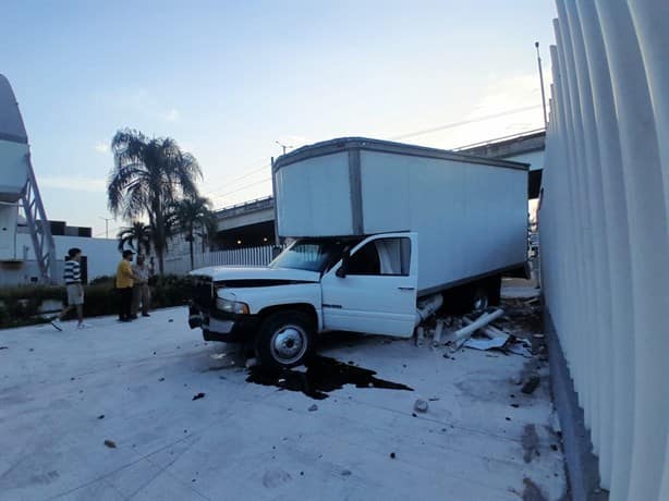 Camioneta de Veracruz se queda sin frenos y termina dentro del auditorio Benito Juárez