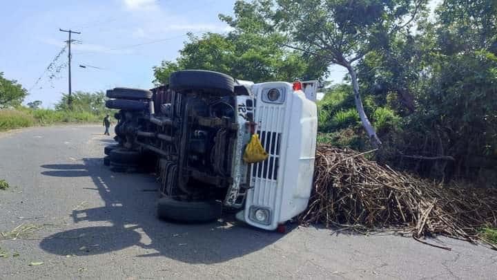 Se vuelca camión cañero en el tramo carretero Hatito-Cardel, en Veracruz