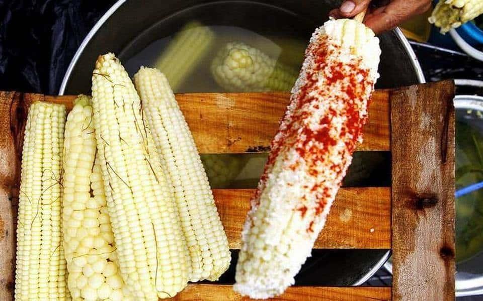 ¿Antojo de unos tamales o esquites? En este mercado de Veracruz encontrarás los elotes a $1