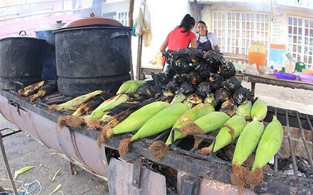 ¿Antojo de unos tamales o esquites? En este mercado de Veracruz encontrarás los elotes a $1