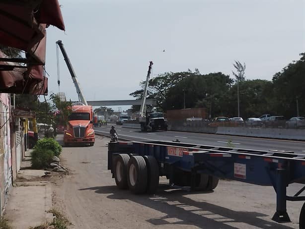 Colocan última trabe del puente peatonal en la Veracruz-Cardel tras choque de tráiler