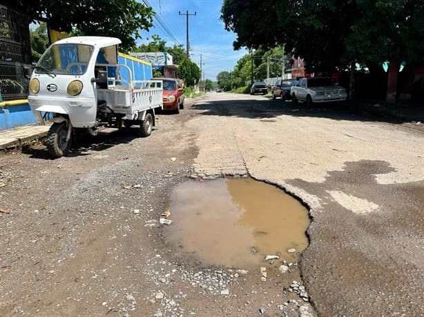 Denuncian calles de colonia en Veracruz destruidas y abandonadas