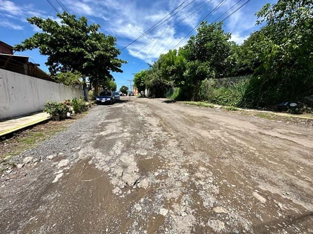 Denuncian calles de colonia en Veracruz destruidas y abandonadas