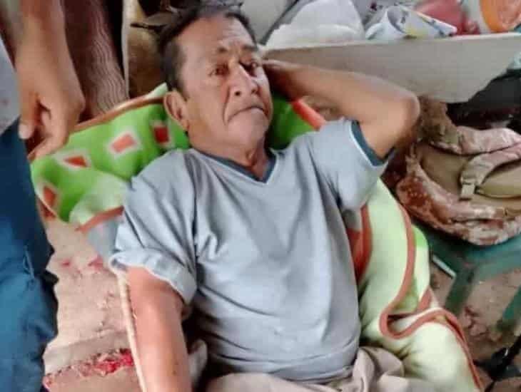 Auxilian a septuagenario que sufrió caída mientras desramaba un árbol frente a su casa