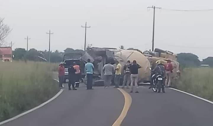 Vuelca camión tipo revolvedora en Nautla