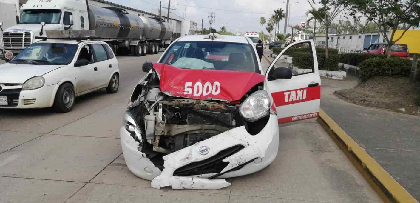 Aparatoso choque de taxis por alcance dejó un lesionado en la Transístmica I VIDEO