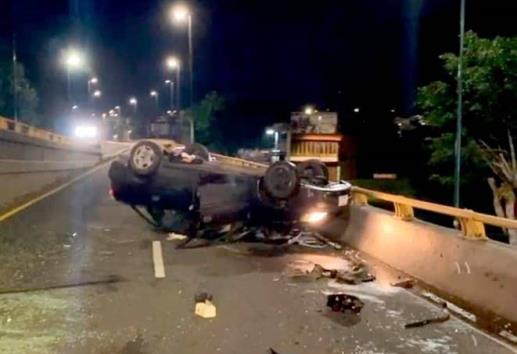 Vuelca auto en la avenida Circuito Presidentes de Xalapa