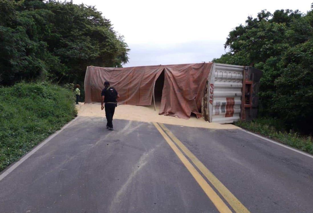 Vuelca tráiler cargado con toneladas de maíz en Veracruz