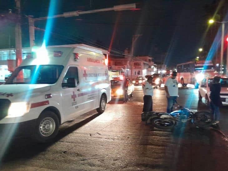 Motociclista y un automóvil particular se estrellan en Veracruz