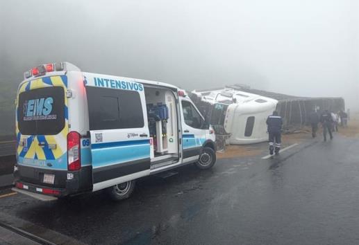 Cierran el libramiento Xalapa- Perote por volcadura de un tráiler