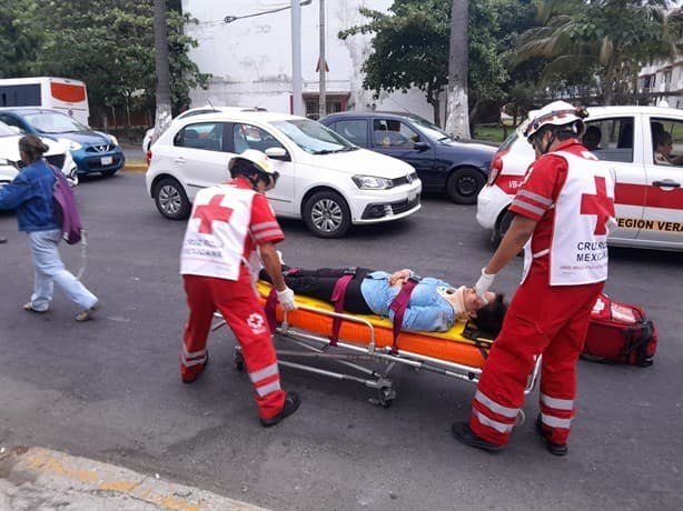 Conductor de una camioneta  arrolla a mujer que cruzaba la calle en Veracruz