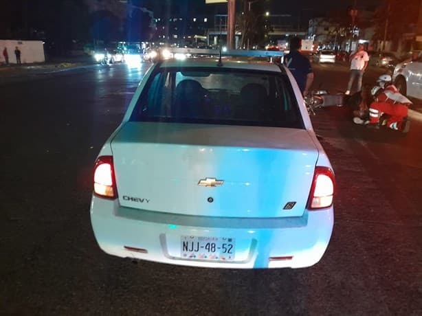 Motociclista y un automóvil particular se estrellan en Veracruz