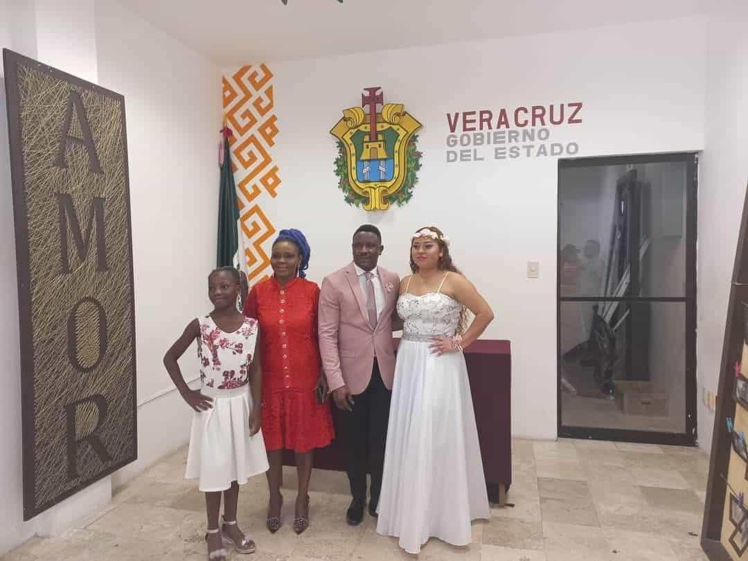 El amor rompe fronteras, hombre viaja desde África a Coatzacoalcos para casarse