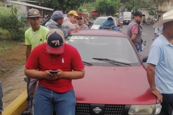 Con bloqueo, pobladores de Cotaxtla protestan por obras inconclusas (+Video)