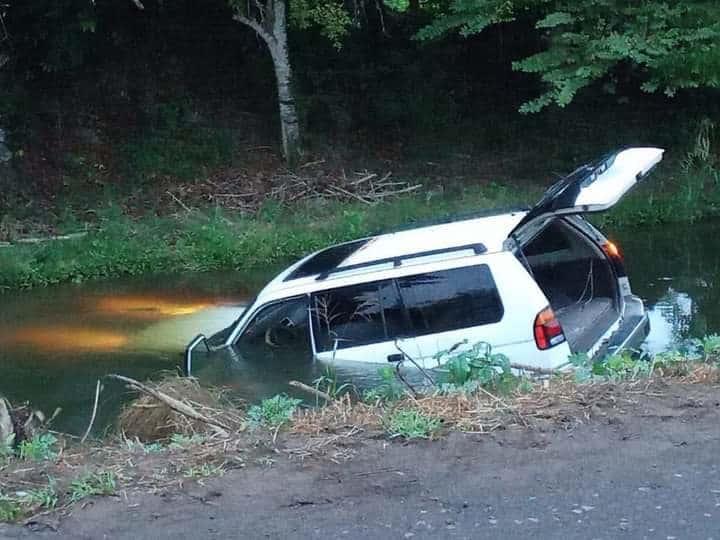 Cae camioneta a canal de riego en Paso de Ovejas, Veracruz