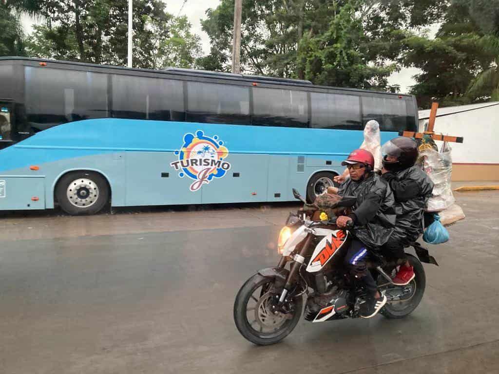 Hasta en motocicleta artesanos llevan a vender imágenes de la Virgen de Guadalupe