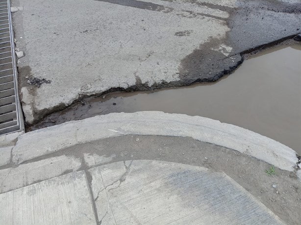 Denuncian calles llenas de baches en fraccionamiento de Veracruz