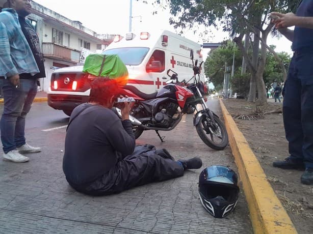 Motociclista termina en el pavimento luego de derrapar en Veracruz