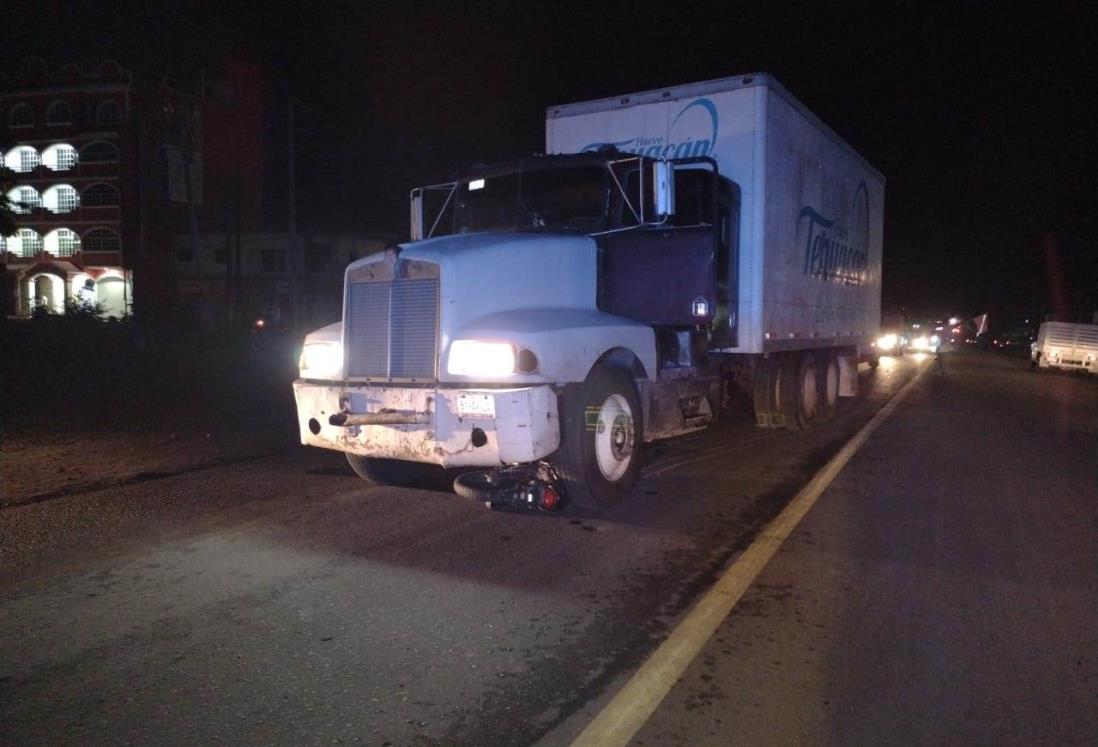 Motociclista y un tráiler se impactan en Tierra Blanca