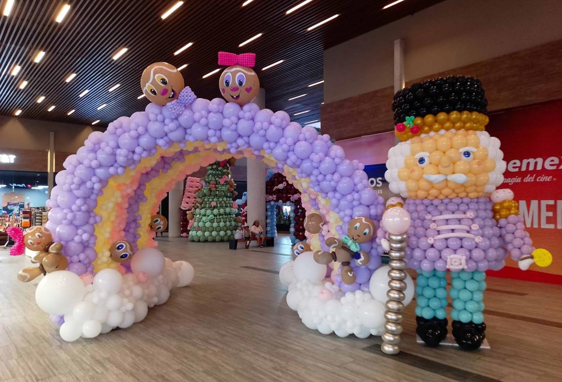 Realizan por Navidad exposición de figuras de globos gigantes en Boca del Río