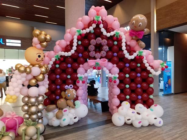 Realizan por Navidad exposición de figuras de globos gigantes en Boca del Río