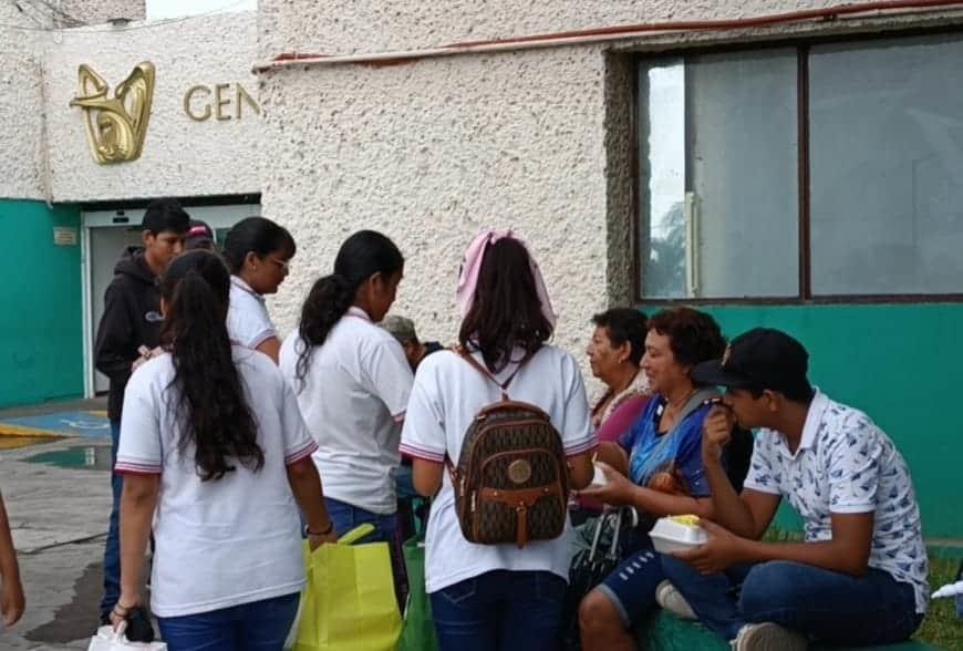 Estudiantes reparten alimentos a personas vulnerables en Cardel