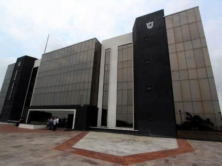 Hombre con dificultad para caminar sufre el mal estado de la Ciudad Judicial de Veracruz