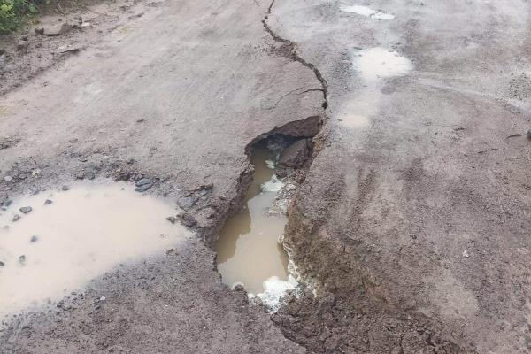 ¡Atento! Advierten por socavón en la carretera Misantla-Tenochtitlan