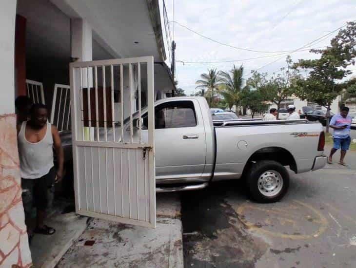 Conductor ebrio de Boca del Río se estrella y termina dentro de una casa