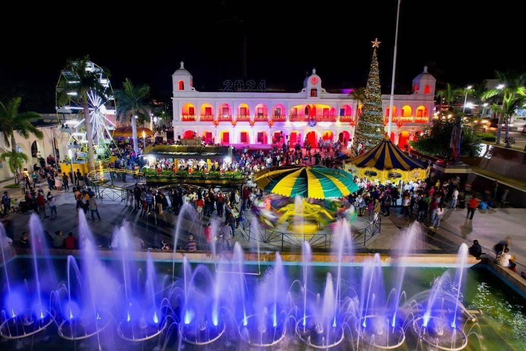 Encienden árbol de Navidad gigante en Boca del Río